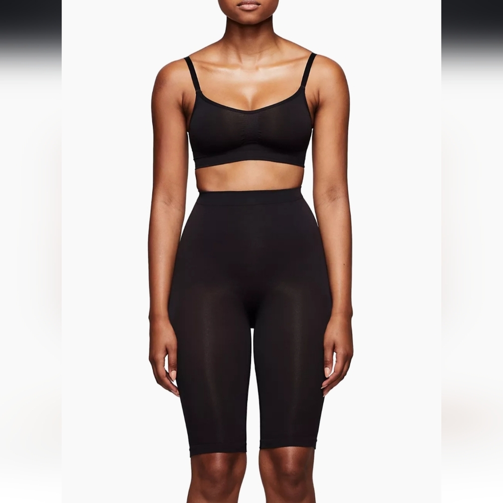 NWT Skims HIGH-WAISTED ABOVE THE KNEE SHORT IN Onyx Size Small